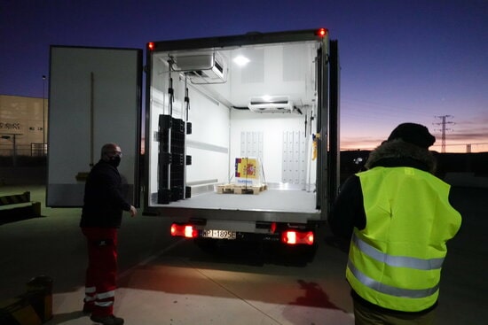 Workers unloading the first Pfizer Covid-19 vaccine shipment to arrive in Spain on December 26, 2020 (José María Cuadrado/Pool Moncloa)